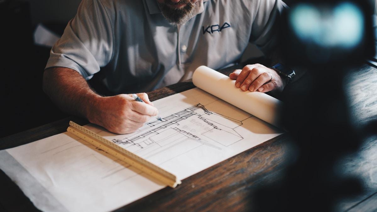 Τεχνικά σχέδια και blueprints σε τραπέζι